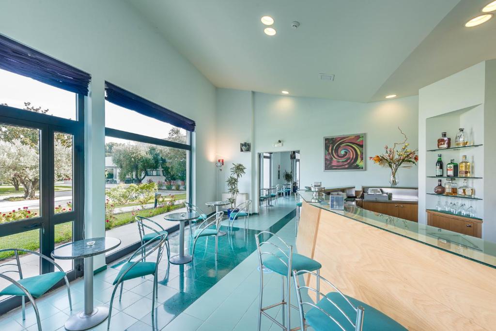 Rada Siri Hotel bārs ar skatu uz dārzu.