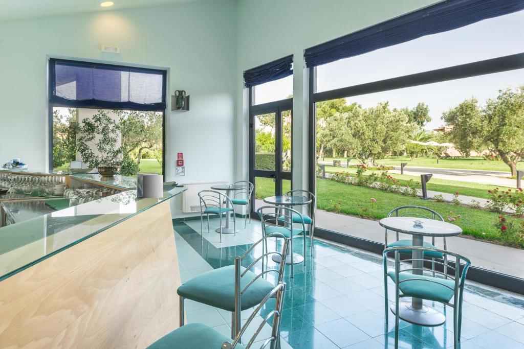 Rada Siri Hotel kafejnīca ar skatu uz dārzu.