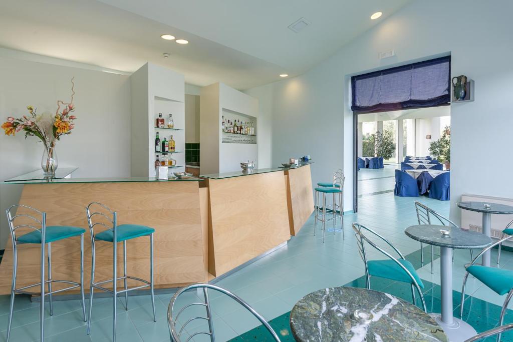 Rada Siri Hotel bārs ar modernu dizainu un sēdvietām.