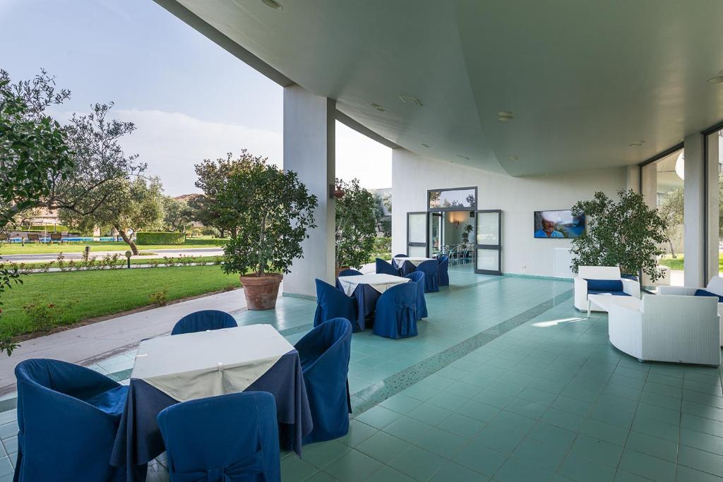 Rada Siri Hotel terase ar skatu uz dārzu