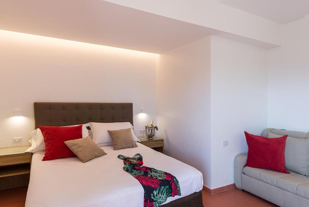 Komfortabls numurs viesnīcā Rada Siri Hotel ar modernu dizainu.