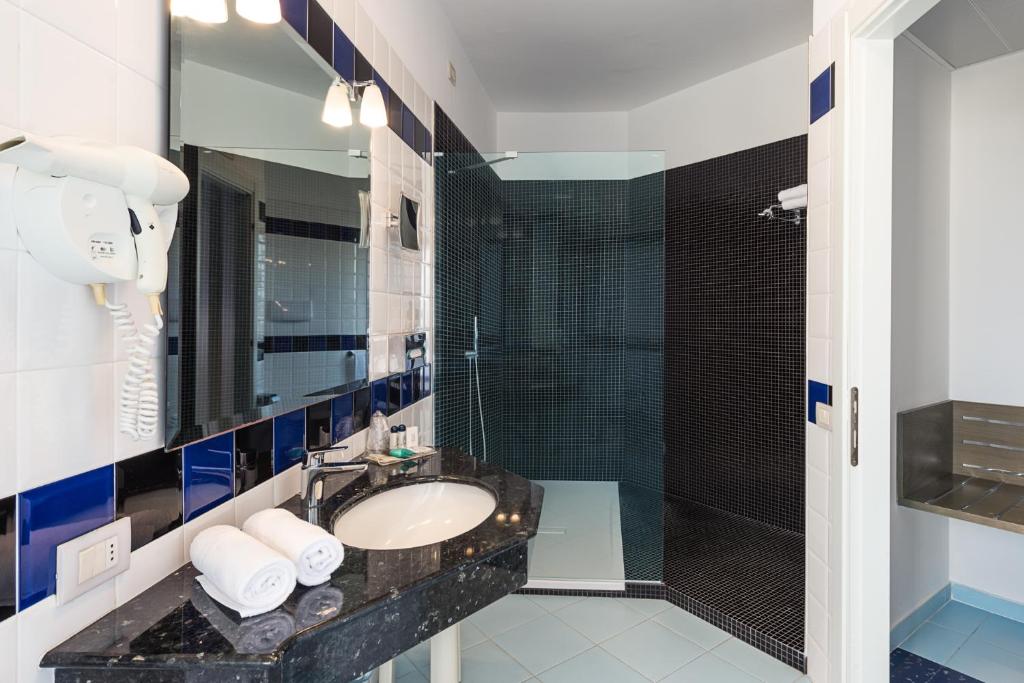 Mūsdienīga vannas istaba Rada Siri Hotel numurā.