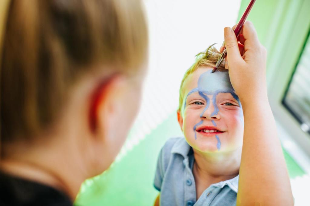 Bērns ar krāsotu seju saņem sejas gleznojumu. Rotaļīga atmosfēra un radošas aktivitātes bērnu pasākumos.