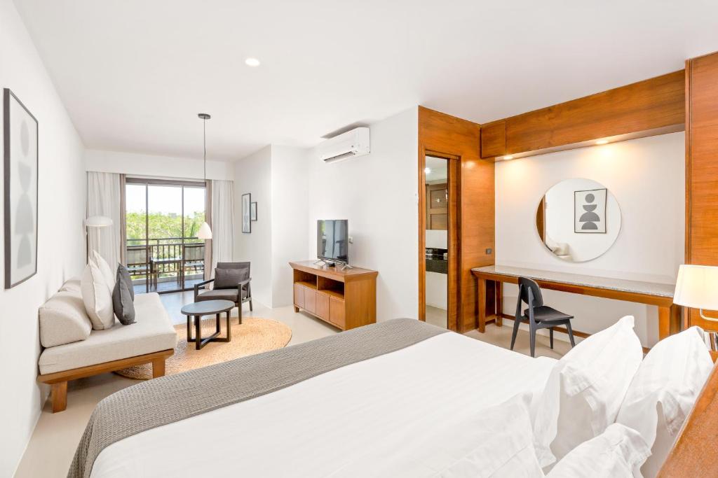 Mūsdienīgs viesnīcas numurs ar ērtu guļamvietu, viesistabu un balkonu, kas piedāvā dabīgu apgaismojumu. Interjerā ir koka akcenti un minimālistisks dizains.