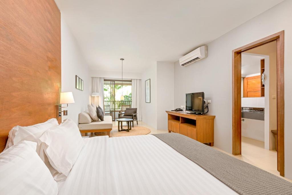 Mūsdienīgs viesnīcas numurs ar ērtu gultu, atpūtas zonu un piekļuvi balkoniem. Gaisīga telpa ar minimālistisku dizainu un modernām ērtībām.