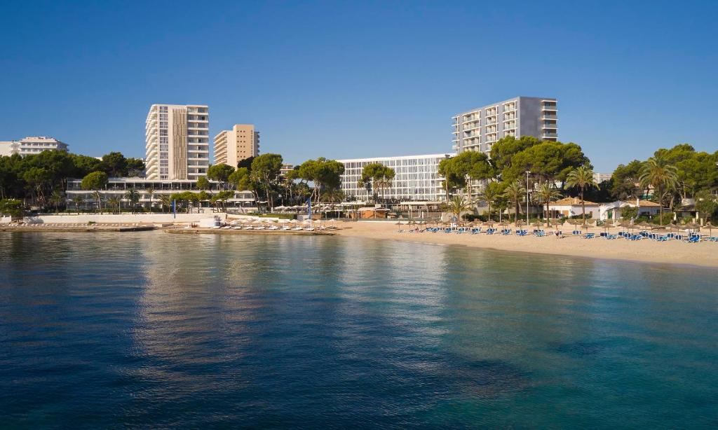 Pilsētas pludmale ar viesnīcu kompleksu un skaidru zilo ūdeni, kas aicina atpūsties. Ideāla vieta brīvdienām saulainā laikā.