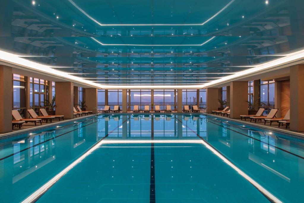 Iekštelpu peldbaseins ar modernu dizainu un apgaismojumu, kas rada relaksējošu atmosfēru. Logi piedāvā skatu uz pilsētu un dabu.