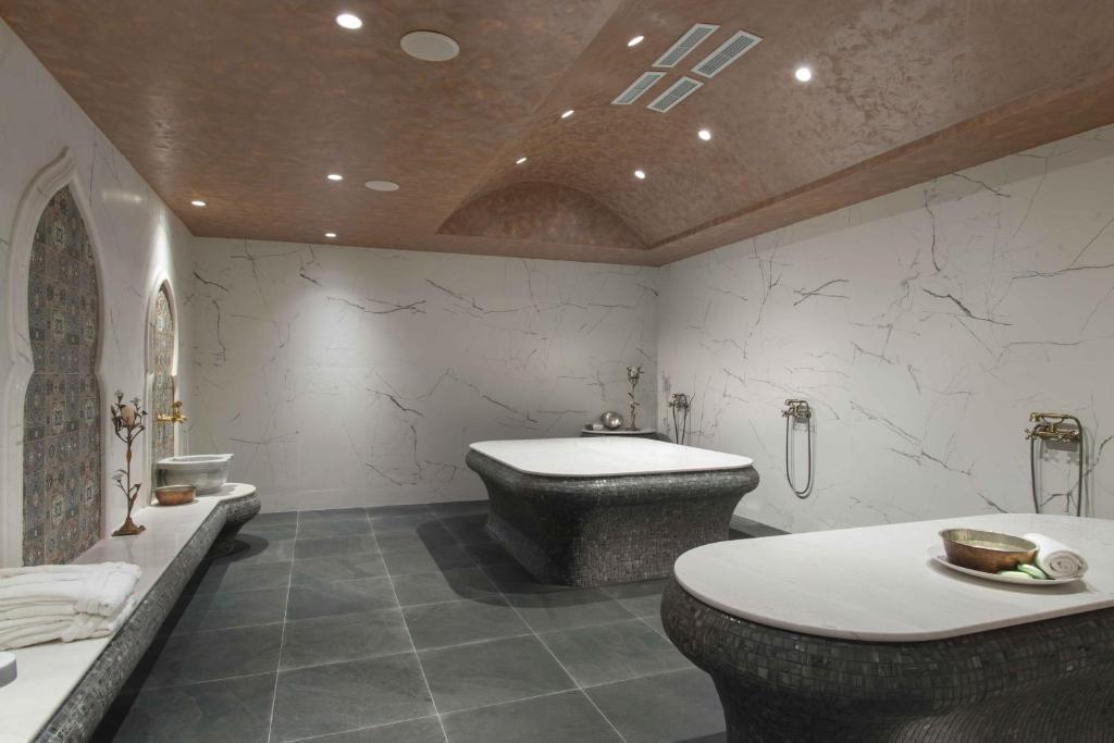 Moderns un elegants spa interjers ar marmora sienām un stilizētām vannām, radot relaksējošu atmosfēru. Izsmalcinātas detaļas un mierīgas krāsas veicina komfortu un atpūtu.