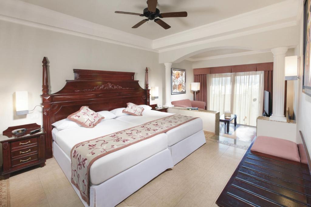 Luksusa viesnīcas numurs ar divguļamo gultu, elegantu mēbelējumu un plašu telpu, kas nodrošina komfortu un relaksāciju. Gaisīgs interjers ar dabīgu apgaismojumu un mūsdienīgu dizainu.