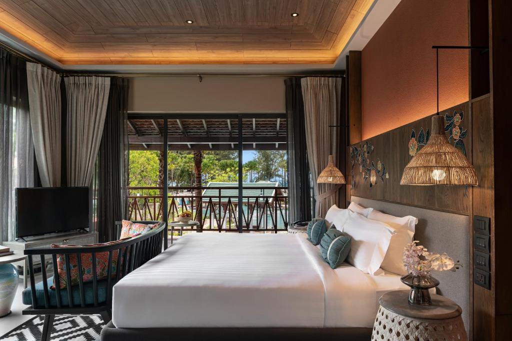 Mūsdienīgs numurs Grand Mercure Khao Lak Bangsak ar skatu uz dabu.
