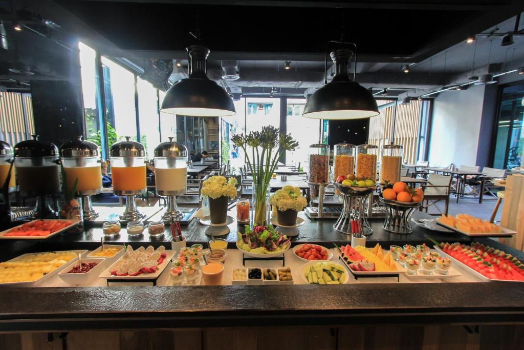 Buffet galda piedāvājums Sugar Marina Surf viesnīcā ar svaigiem augļiem un dzērieniem.