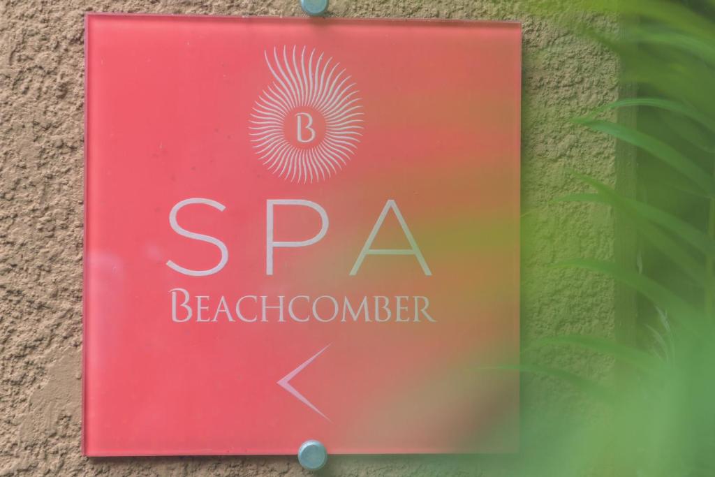 SPA Beachcomber norāde, kas izceļ relaksācijas un atpūtas iespējas. Zīme ir veidota ar elegantu dizainu un izteiksmīgu krāsu.