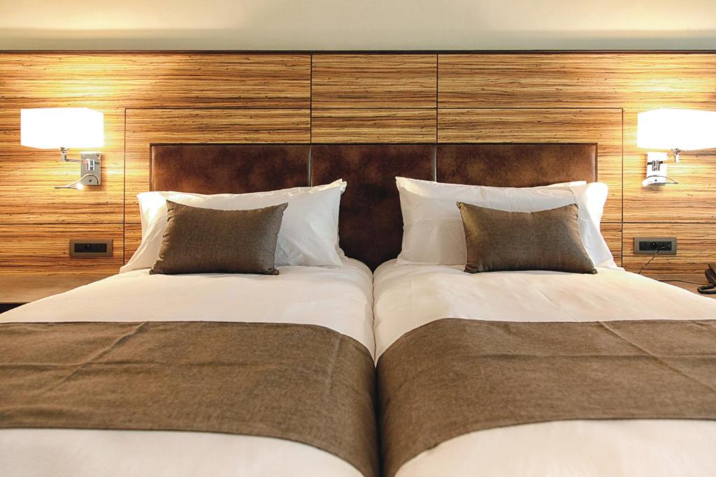 Mūsdienīgs viesnīcas numurs ar divām atsevišķām gultām, koka apdari un siltu apgaismojumu. Ideāla vieta atpūtai un relaksācijai.