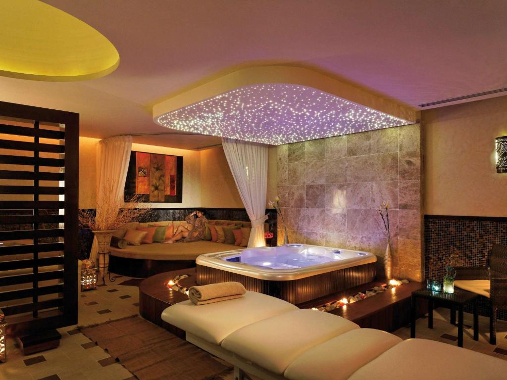 Mūsdienīgs spa interjers ar relaksējošu atmosfēru, kur ir burbuļvanna, komfortablas atpūtas zonas un maiga apgaismojuma elementi. Ideāla vieta relaksācijai un atjaunošanai.