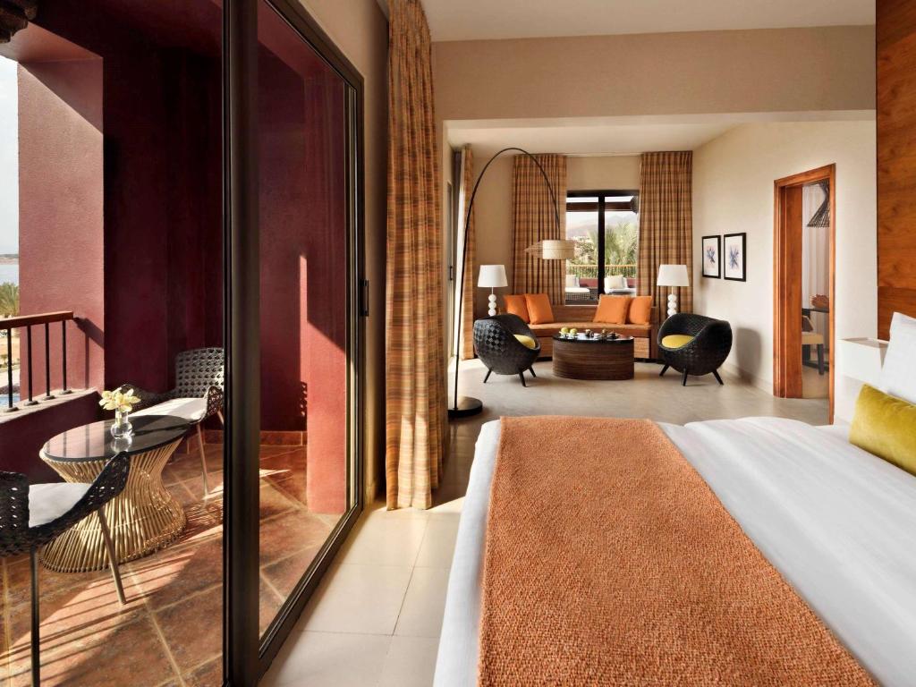 Mūsdienīgs viesnīcas numurs ar plašu balkonu un ērtām mēbelēm, kas radīs patīkamu atmosfēru atpūtai. Iekārtots ar stilīgām detaļām un dabīgu gaismu, šis interjers piedāvā relaksējošu vidi.