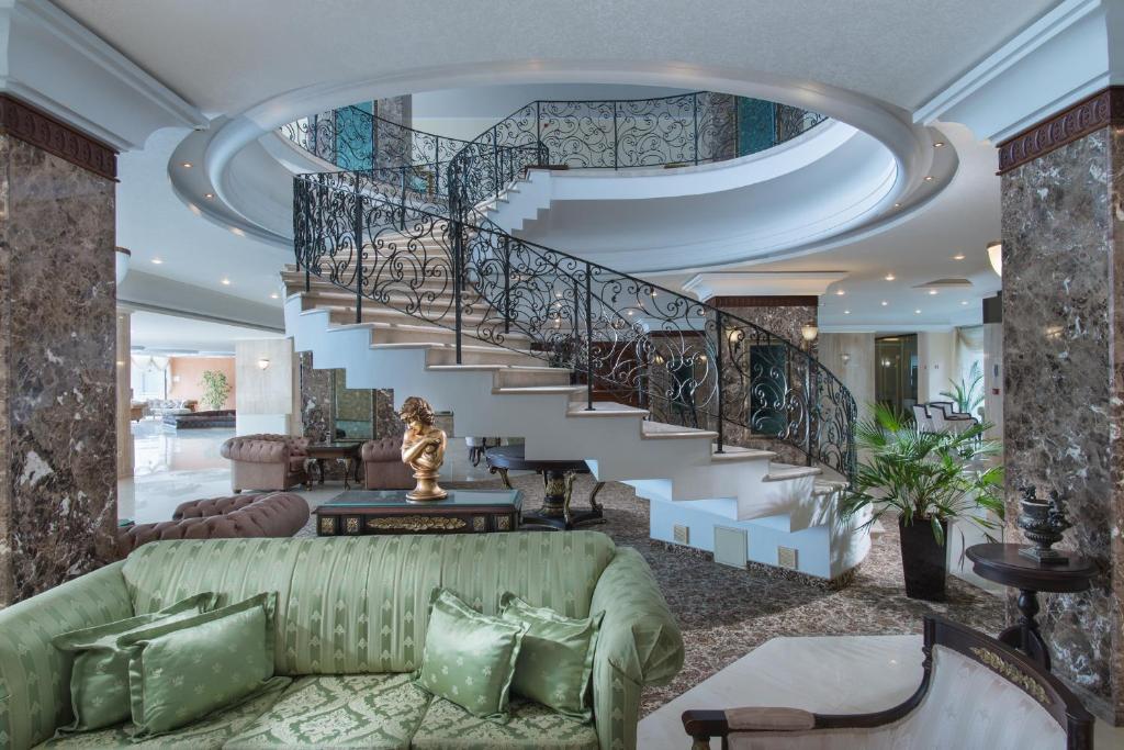 Eleganta viesistaba ar greznu kāpņu konstrukciju, kas rotāta ar melnu metāla balustrādi un greznām mēbelēm. Interjers izceļas ar mūsdienīgu dizainu un izsmalcinātām detaļām.