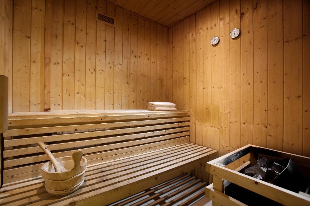 Sauna ar koka apdari un relaksācijas vietām pie Blue Bay Resort Crete