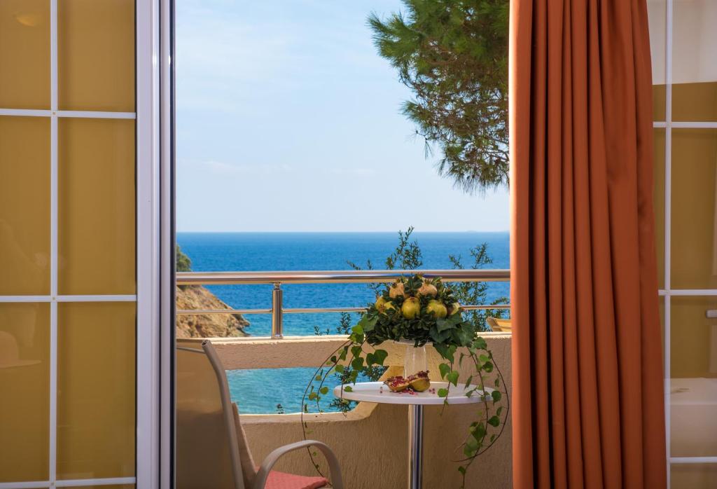 Skats no Blue Bay Resort Crete numura uz jūru un terasi.