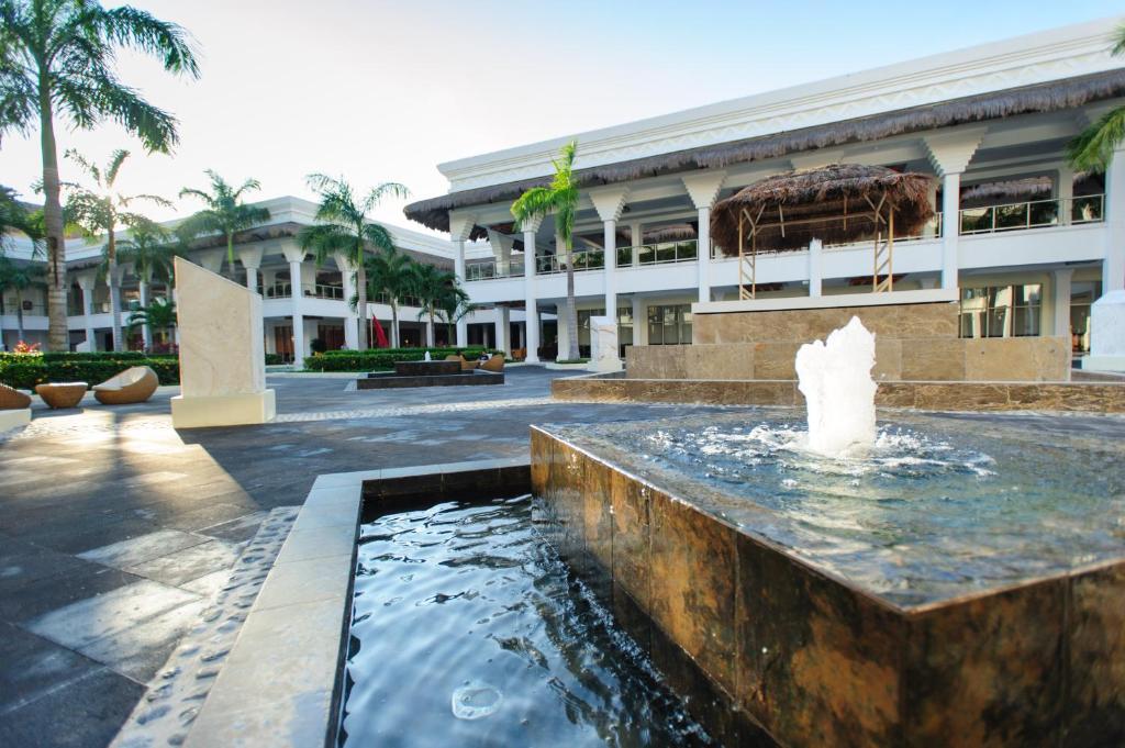 Mūsdienīga viesnīca ar skaistu ūdens strūklaku un palmām, kas rada relaksējošu atmosfēru. Ideāla vieta atpūtai un atpūtai.