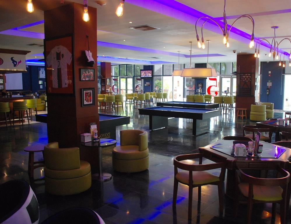 Mūsdienīgs bārs ar ērtām sēdvietām, biljarda galdu un mūsdienīgu apgaismojumu, radot relaksētu atmosfēru. Ideāla vieta sociālām sanākšanām un izklaidei.