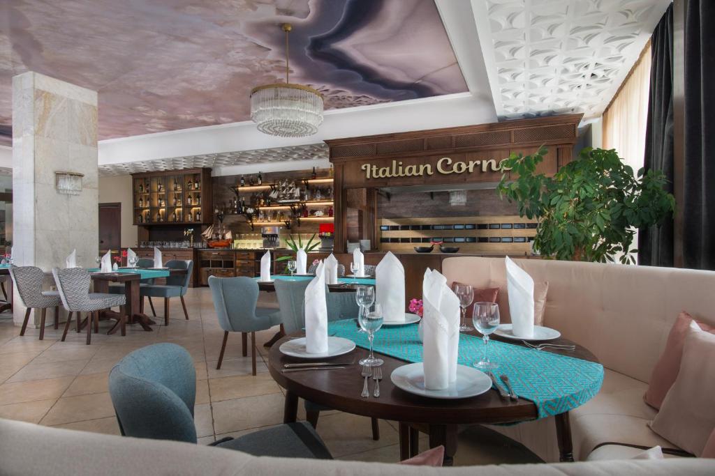 Mūsdienīgs restorāns ar elegantu interjeru un mājīgu atmosfēru, kurā ir redzamas stilīgas galda klāšanas un izsmalcināts apgaismojums. Ideāla vieta itāļu virtuves baudīšanai.