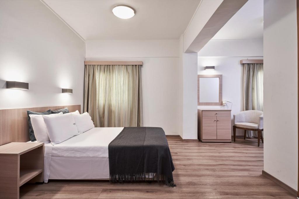 Mūsdienīga guļamistaba ar ērtu gultu, koka grīdu un dabiskiem gaismas avotiem, radot patīkamu un relaksējošu atmosfēru. Interjers ir vienkāršs un elegants, ar mēbelēm, kas nodrošina komfortu.