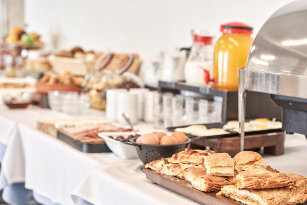 Brokastu bufete ar dažādiem ēdieniem, tostarp maizēm, olu, desām un dzērieniem. Ideāla izvēle rīta maltītei.