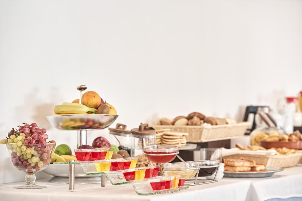 Bagātīgs brokastu galds ar augļiem, želejām un konditorejas izstrādājumiem. Ideāli piemērots rīta maltītēm un pasākumiem.