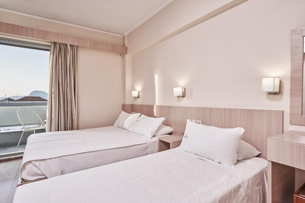 Gaiša viesnīcas istaba ar divām atsevišķām gultām, logu, caur kuru redzams skats uz ārpusi, un mūsdienīgu interjeru. Ideāla vieta atpūtai un relaksācijai.