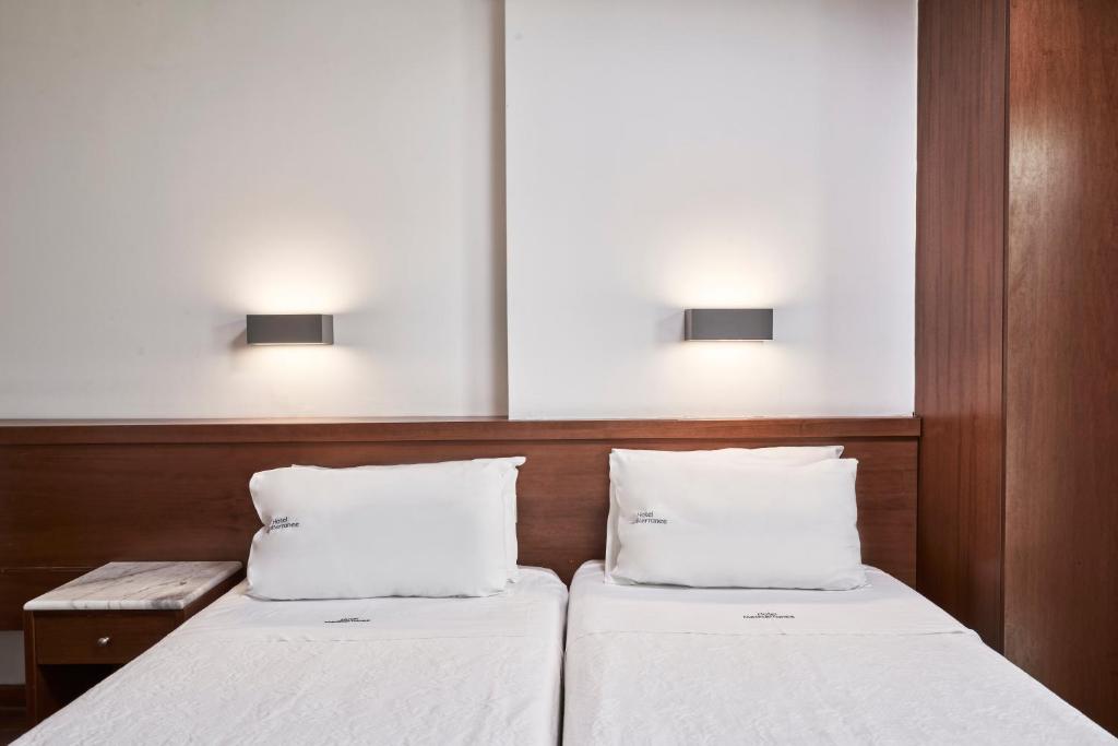 Mūsdienīgs viesnīcas numurs ar divām gultām, koka sienām un siltu apgaismojumu. Ideāli piemērots atpūtai un relaksācijai.