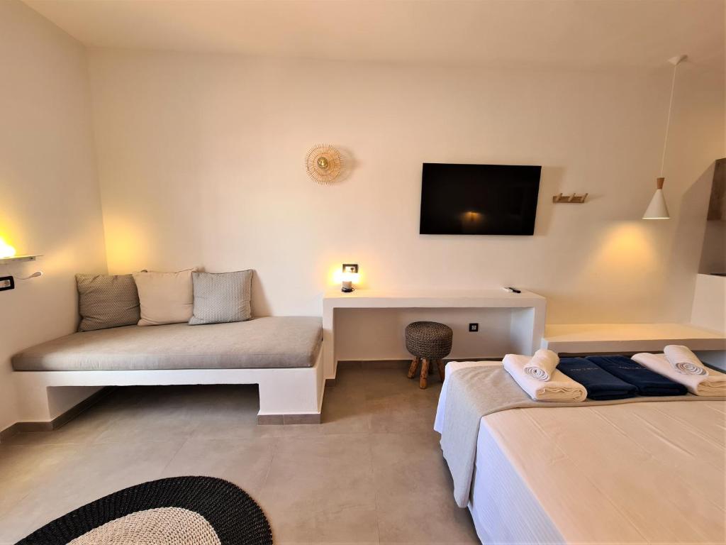 Mūsdienīgs viesnīcas numurs ar gaišām sienām, ērtu dīvānu un televizoru. Interjerā ir minimālisma stils ar dabīgiem materiāliem un siltu apgaismojumu.