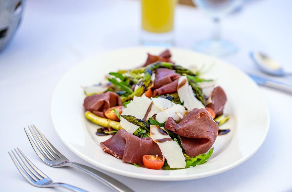 Garda maltīte pie The Cove Rotana Resort restorāna.