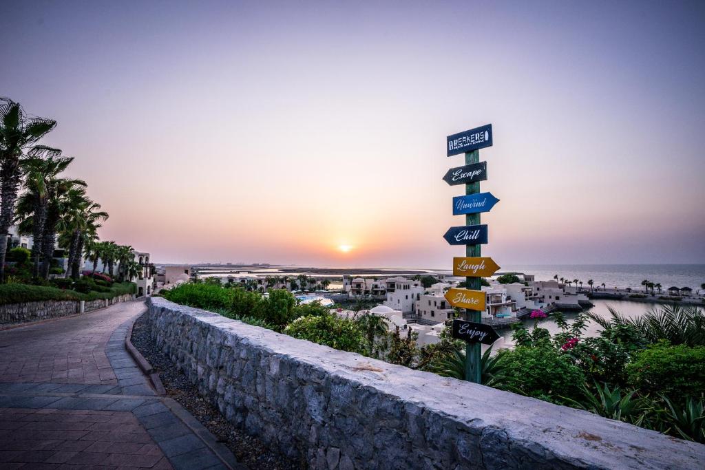 Saulriets pie The Cove Rotana Resort piekrastes.