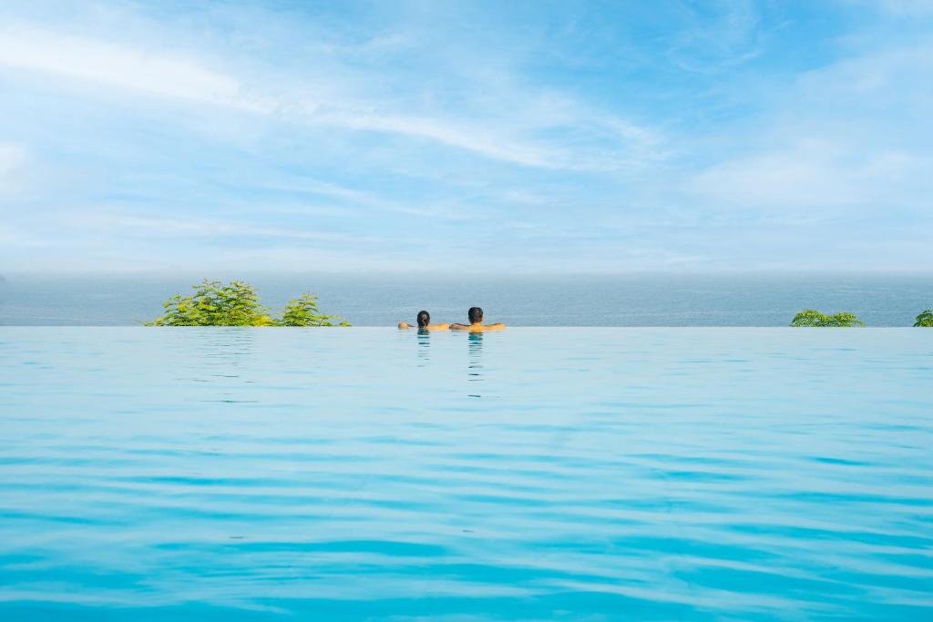 Atpūta pie baseina piekrastē The Cove Rotana Resort.