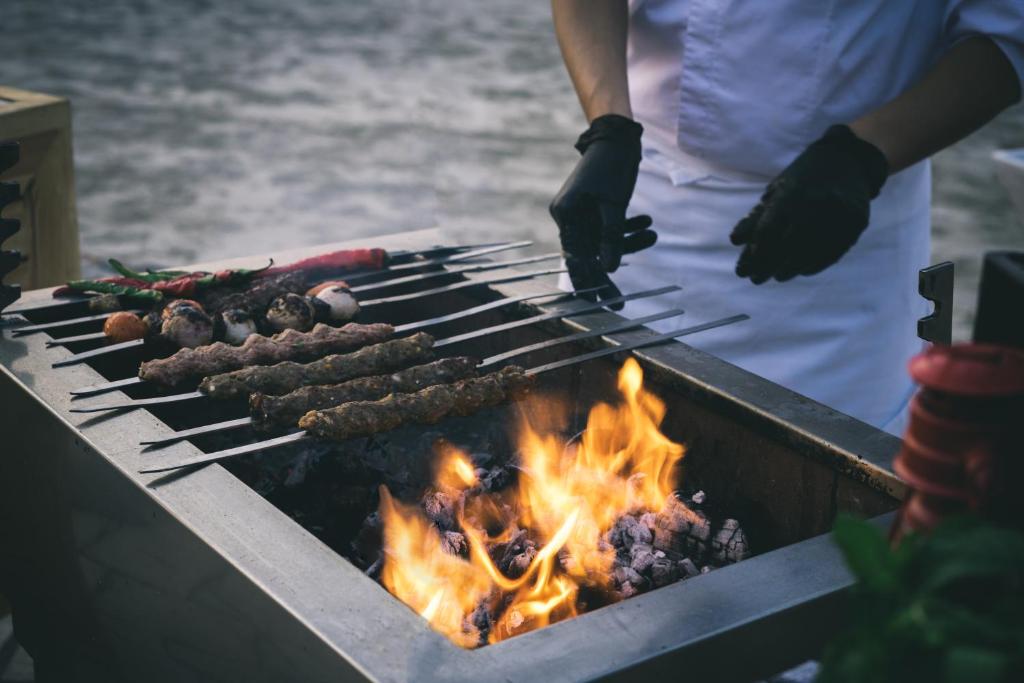 Grilēšanas pasākums pie jūras The Cove Rotana Resort.