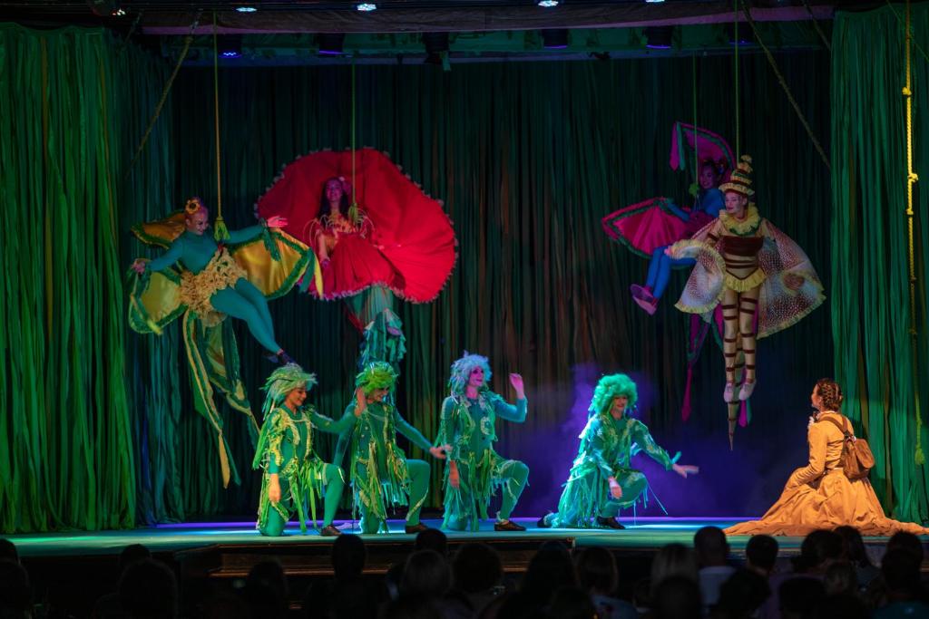 Izsmalcināta izrāde ar akrobātiem un krāsainiem kostīmiem Ali Bey Club