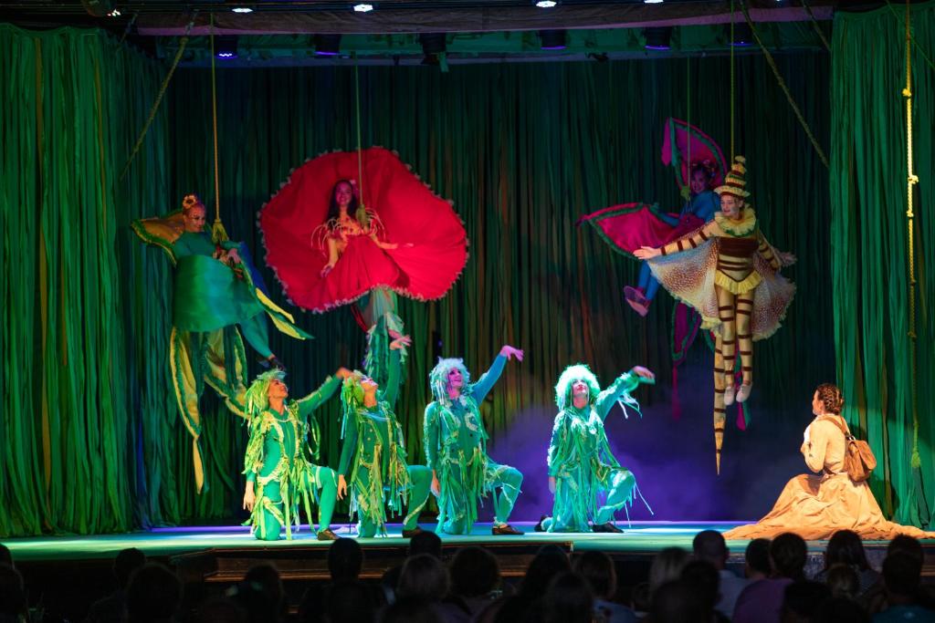 Izsmalcināts teātra priekšnesums pie Ali Bey Club ar krāsainiem tērpiem.