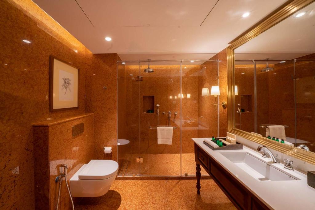 Luksusa vannas istaba ar marmora apdari, stikla dušu un elegantu izskatu. Moderns dizains ar diviem izlietnēm un papildus aksesuāriem.