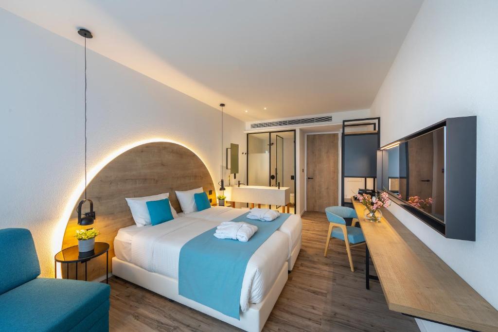 Mūsdienīga viesnīcas numura iekārtojums ar koka akcentiem, divām gultām un stilīgu mēbelējumu, kas nodrošina komfortablu atpūtu. Interjers papildināts ar siltu apgaismojumu un dekoratīvām detaļām.