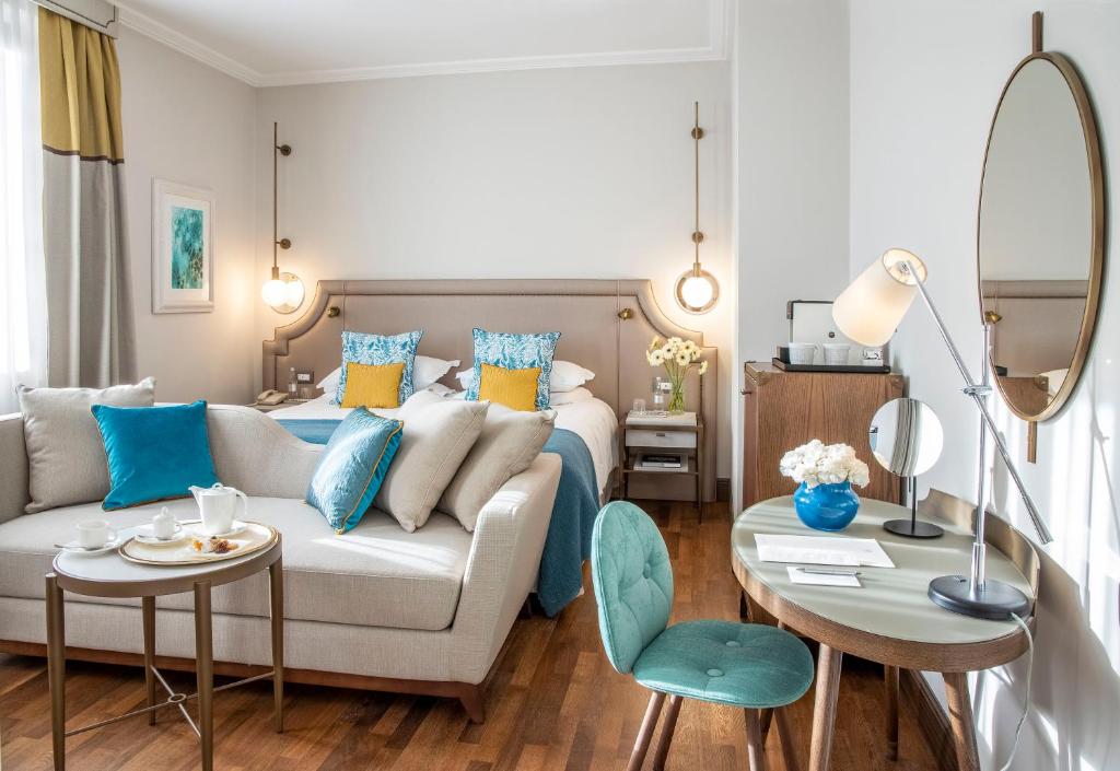 Mūsdienīgs viesnīcas numurs ar elegantu interjeru, kurā ir ērta dīvāna zona un gultas ar spilveniem. Numurā ir arī rakstāmgalds un gaismas elementi, kas rada patīkamu atmosfēru.