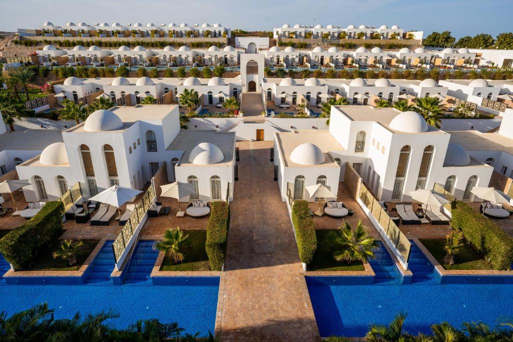 Fort Arabesque Resort, Spa & Villas arābu stila arhitektūra ar privātiem baseiniem.