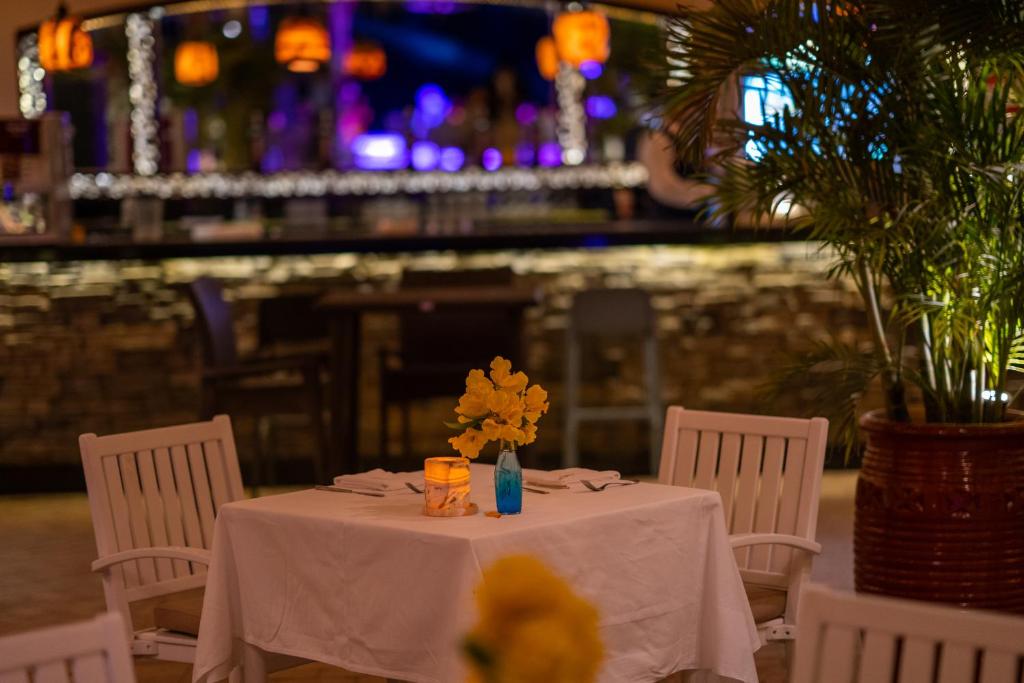 Elegants vakariņu galds Fort Arabesque Resort, Spa & Villas restorānā