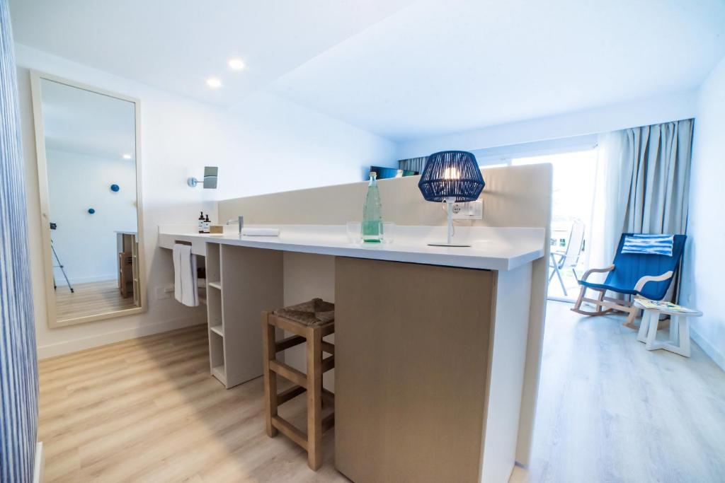 Mūsdienīgs interjers ar gaišām krāsām, ērto galdu un krēslu, kā arī lielu spoguli, radot plašuma sajūtu. Telpā ir arī lampa un dabīgas gaismas avoti, kas piešķir patīkamu atmosfēru.