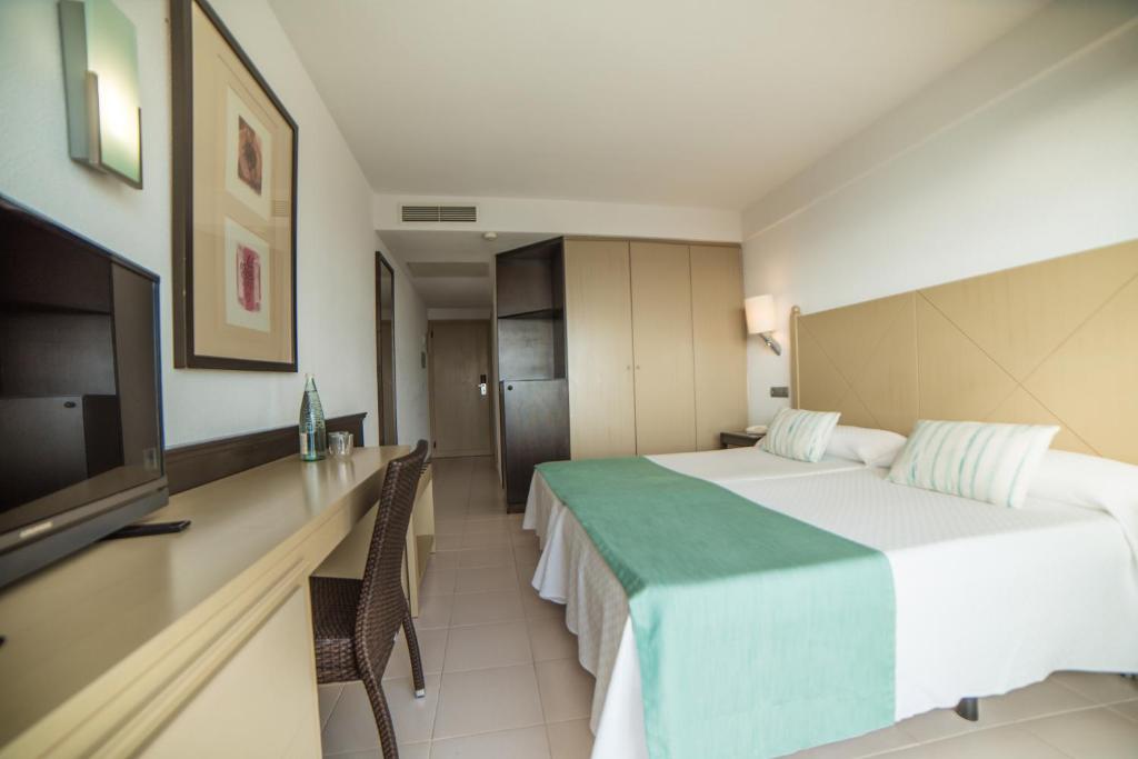 Mūsdienīgs viesnīcas numurs ar divām gultām, rakstāmgaldu un televizoru, kas piedāvā komfortu un ērtības ceļotājiem. Numurā ir gaiši toņi un eleganta iekārtojums.