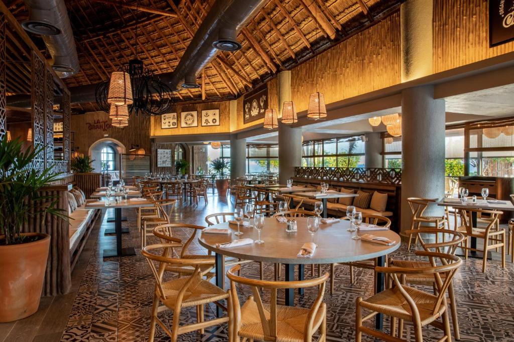 Moderns restorāns ar siltu atmosfēru, koka elementiem un elegantiem galdiem. Telpā ir plašs izkārtojums ar dabīgiem akcentiem un mūsdienīgu apgaismojumu.