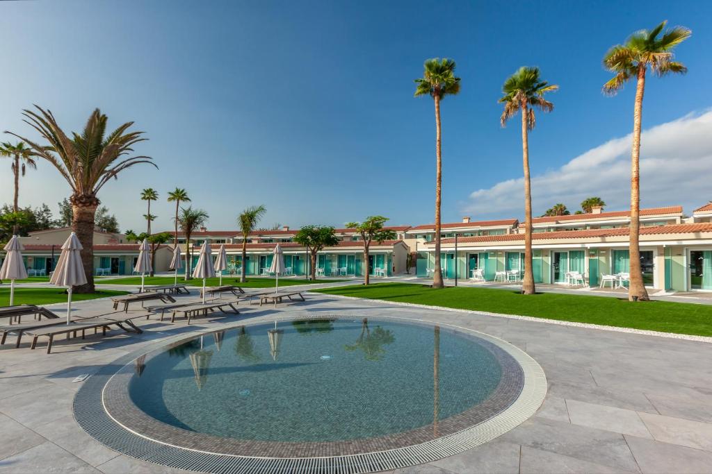 Mūsdienīgs viesnīcas komplekss ar palmām un baseinu, kas piedāvā relaksāciju un komfortu. Apzaļumots pagalms un sauļošanās krēsli paver lielisku vietu atpūtai.