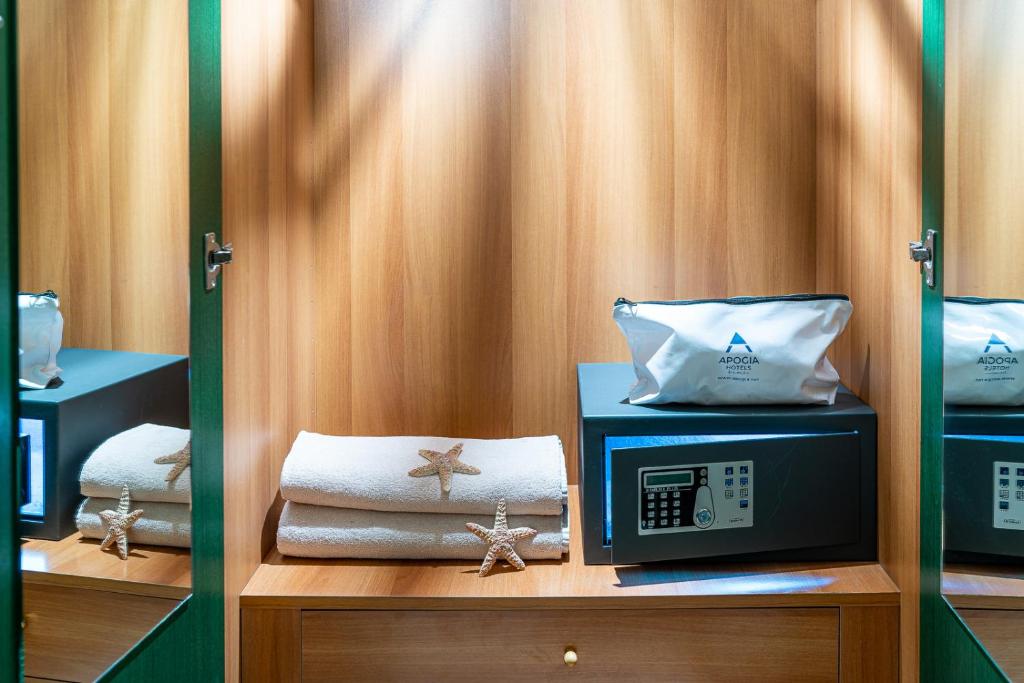 Koka skapītis ar dvieļiem, seifu un kosmētikas somu, kas nodrošina viesnīcas komfortu un ērtību. Interjers ir elegants ar siltu apgaismojumu.