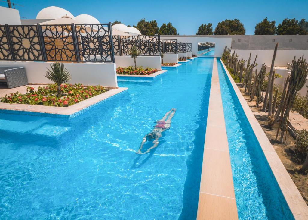 Fort Arabesque Resort, Spa & Villas baseins ar peldētāju