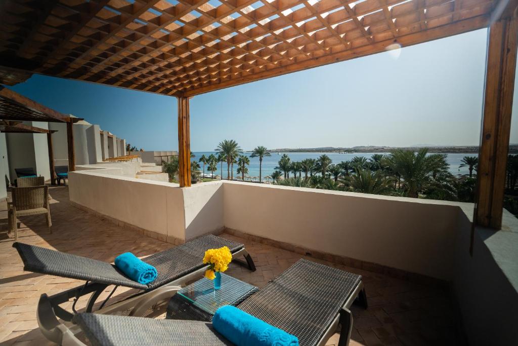 Fort Arabesque Resort, Spa & Villas terase ar skatu uz jūru