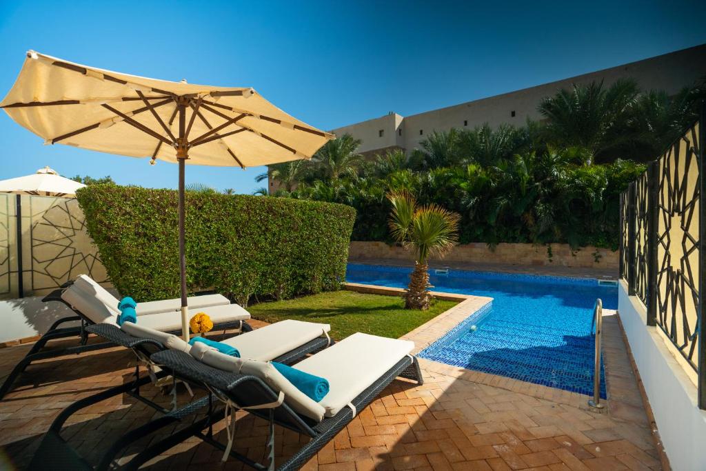 Fort Arabesque Resort, Spa & Villas baseins ar sauļošanās krēsliem